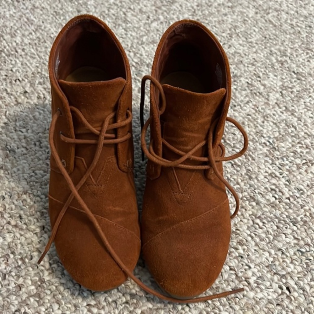 Tom’s Size 8 wedges